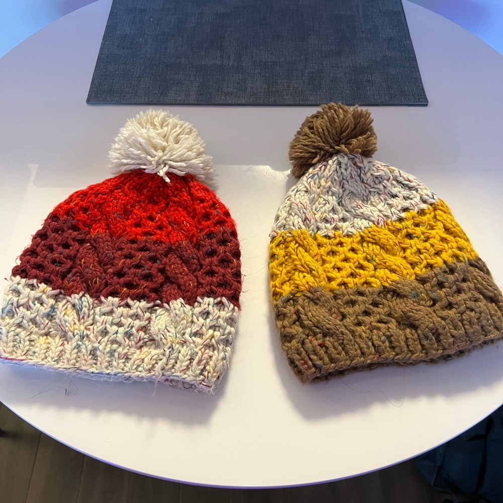 Winter hat warm and pretty, barely used. 2 for 25$.